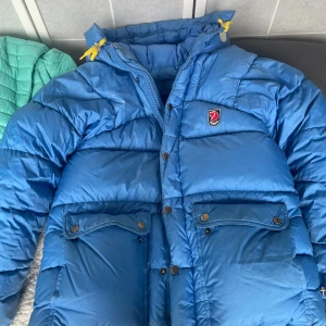 Blå Fjällräven Polar dunjacka XXS - Säljer en blå Fjällräven Polar dunjacka i storlek XXS. Säljer just för att den inte kommer till användning!!