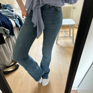bootcut jeans - Jättefina bootcut jeans från Zara! Är lite slitna i benen längst ner🩷Storlek 34. Priset kan diskuteras💕
