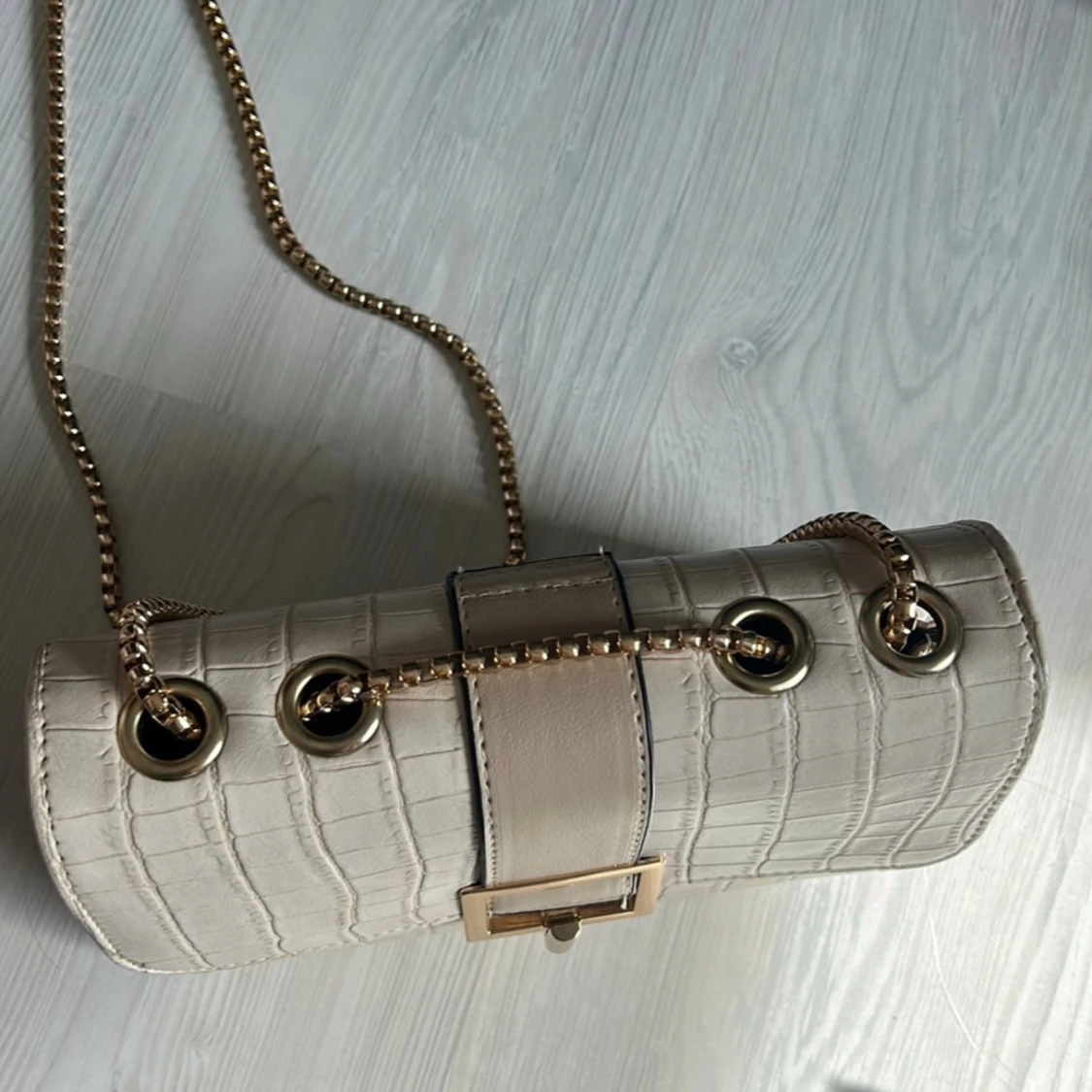 Beige axelväska med kedja och spänne - 1