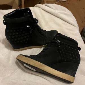 Kennel&schmenger skor  - Dom blir som nya med lite sko rengöring storlek 41 men passar som en 38/39a priset kan diskuteras 