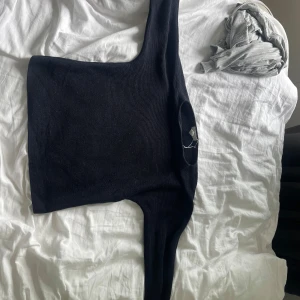 Svart stickad kofta från H&M XS - En svart, enkel och stilren stickad kofta från H&M i storlek XS. Koftan har lång ärm och öppen front utan knappar, perfekt att slänga över en topp när det är kyligt. Mjuk och skön känsla, passar till många outfits.