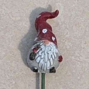 Liten tomte på metall pinne - Liten tomte figur på en metall pinne. Perfekt som juldekoration eller pynt till blomkrukan.