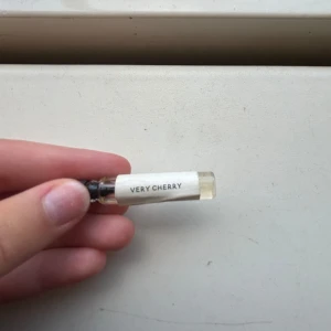 Parfym test från Essnce - Parfym tester 2 ml från Essnce i doften Very Cherry som är inspirerad av Lost Cherry Tom Ford, perfekt om man vill testa parfymen innan man köper en stor så man vet om man gillar den eller inte.💗