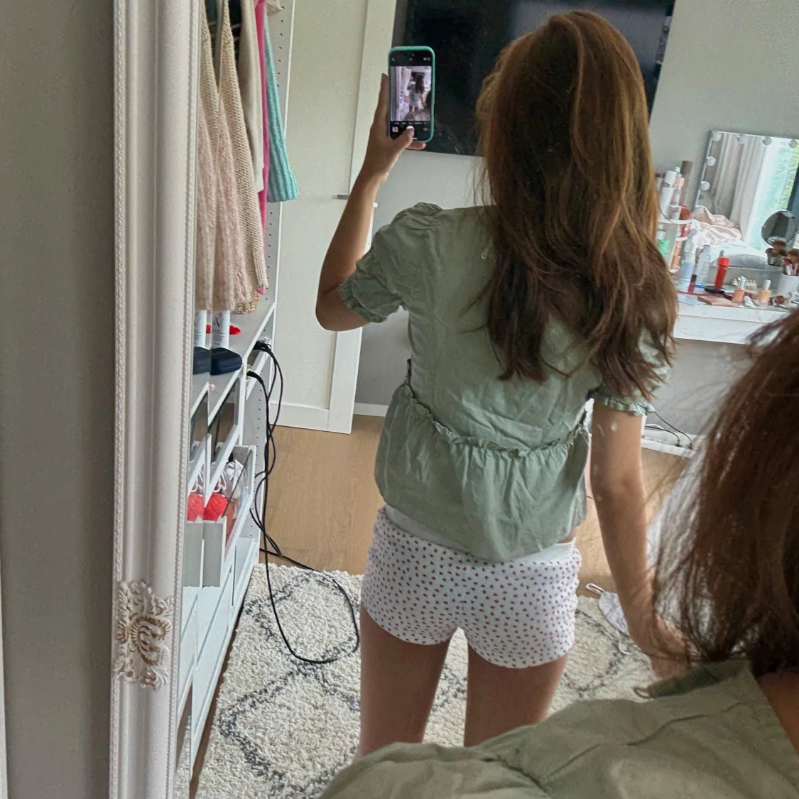 Ljusgrön blus med volang - 3