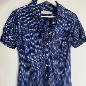 Prickig skjorta  - Snygg blå skjorta från Prêt med vita prickar💙