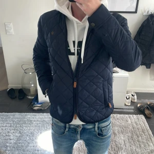 Morris mörkblå quiltad jacka - Snygg mörkblå quiltad jacka från Morris, perfekt nu inför lite kallare väder! Nypris ca 2200kr. Mitt pris 899kr! Hör av dig vid funderingar!