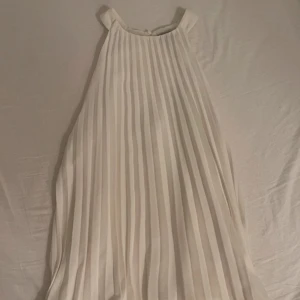 Supersnygg blus från H&M - Superfin vit blus från H&M. Passar perfekt i vardagen men även på fest🪩❤️‍🔥