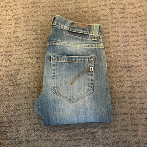 Dondup jeans - Säljer nu ett par riktigt feta Dondup jeans. Storlek W31, längden är 101 cm. Jeansen har lite slitningar där nere vid fötterna men inget som syns vid användning. Om du har några funderingar så är det bara att fråga på! ❇️