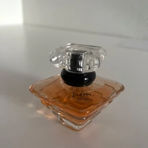 Parfym trésor lancome  - Helt oanvänd parfym från lancome i 30ml. Nypris på kicks ligger på över 800kr. Pris kan alltid diskuteras och skriv gärna vid frågor🫶🏻