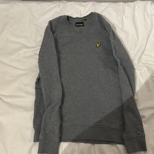 Grå sweatshirt från Lyle & Scott - Grå sweatshirt från Lyle & Scott, liten fläck som enkel går bort i tvätt. 