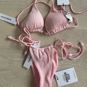 Bikini Princess Polly - Oanvänd bikini från princess Polly. Storlek 34 i trosor och topp. Babyrosa färg IRL. Pris avser båda.