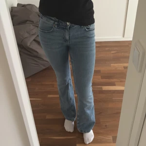 Ljusblå bootcut jeans - Säljer ett par ljusblå jeans med bootcut passform. Jeansen har klassisk femficksdesign, normal midja och är tillverkade i mjukt denimtyg. Perfekta för dig som gillar en avslappnad men ändå snygg stil. (Pris går att diskutera)