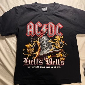 ACDC tröja  - ACDC bandtröja i storlek M! Skitcool!