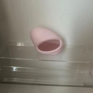 Ariana Grande MOD Blush parfym 30 ml - Säljer en Ariana Grande MOD Blush Eau de Parfum, 30 ml. Flaskan har en unik, äggformad design i matt ljusrosa plast med silverfärgad spraydel. Perfekt för dig som gillar snygga och trendiga parfymer med cool förpackning. Knappt använd bara testad 1-2 gånger. 