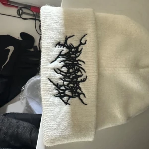 Vit Revenge mössa - Säljer en revenge mössa helt ny skick:10/10