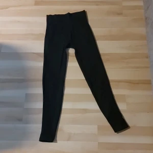 Svarta leggings från H&M Sport XS - Svarta leggings från H&M Sport i storlek XS. De är höga i midjan och har en tight passform, perfekta för träning eller chill. Materialet är stretchigt och mjukt för maximal komfort. 2 st träningströjor medföljer i stl xs.