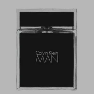 Calvin Klein MAN parfym - Stilren parfymflaska från Calvin Klein med svart rektangulär design och tydlig logga på framsidan. Flaskan är gjord av glas med svart etikett och lock, perfekt för dig som gillar klassisk och maskulin stil.