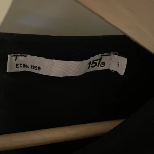 Svart långärmad tröja lager 157 - En svart basic tröja som sitter tajt, den är jätteskön och i nyskick. Andvänd ett fåtal gånger 😊Storlek S men sitter som XS fast funkar nog för båda 
