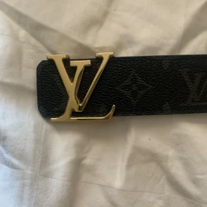 Louis Vuitton svart skinnbälte med guldspänne - Köpt från original butik, kvitto kartong o påse finns o köpa men för lite extra den är helt som ny men vill ha en annan färg.