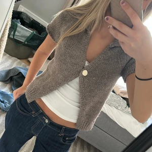 Beige stickad kofta med kort ärm - Jätte söt kortärmad kofta från Zara. Köpt i vintras och använd ett fåtal gånger. 