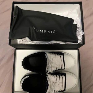 Numeris - Snygga sneakers från Numeris i svart och vitt.          Har använt de bara 2 gånger men passade inte min stil riktig. Nya snöre, numeris kartong följer med. Vid funderingar kan ni bara kontakta !