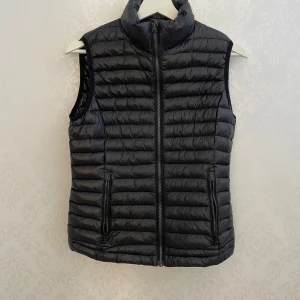 Varm väst till hösten/vintern - Har andvänt den ca 2 år på hösten , men är i god skick! 💞💞🤗