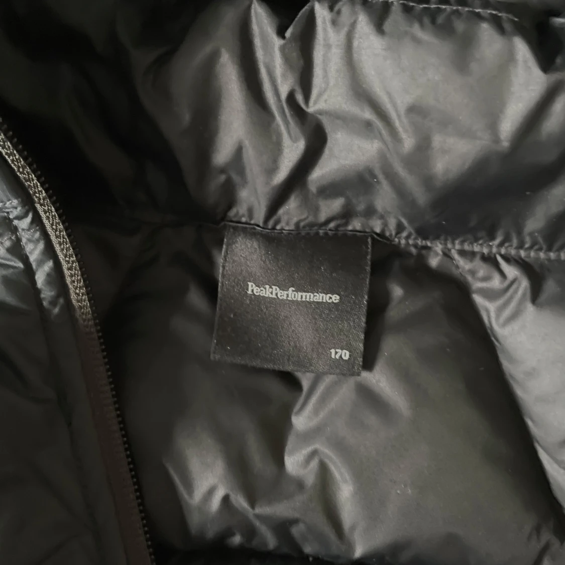 Svart dunjacka från peak performance  - 4