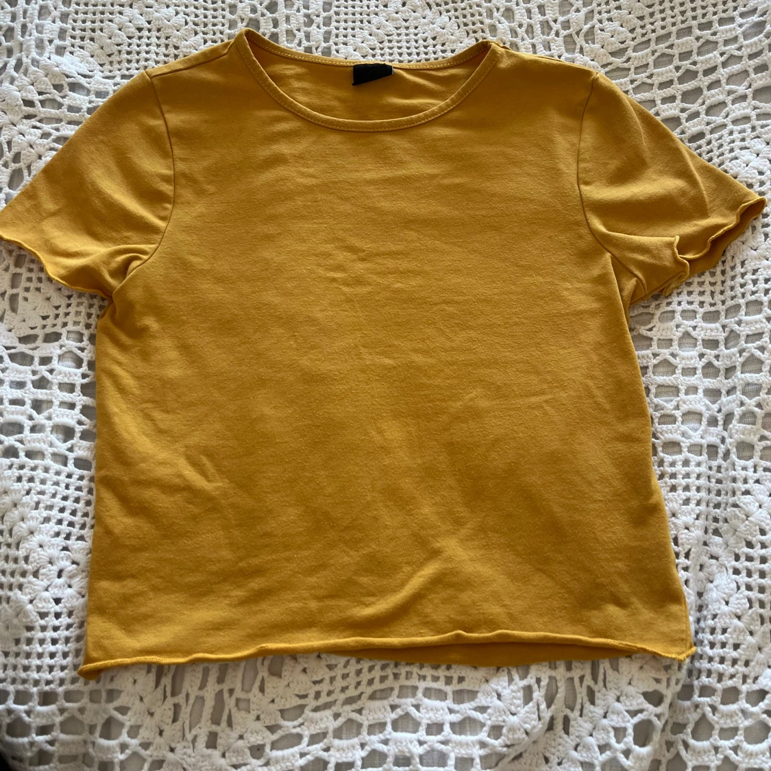 Gul croppad t-shirt - 1