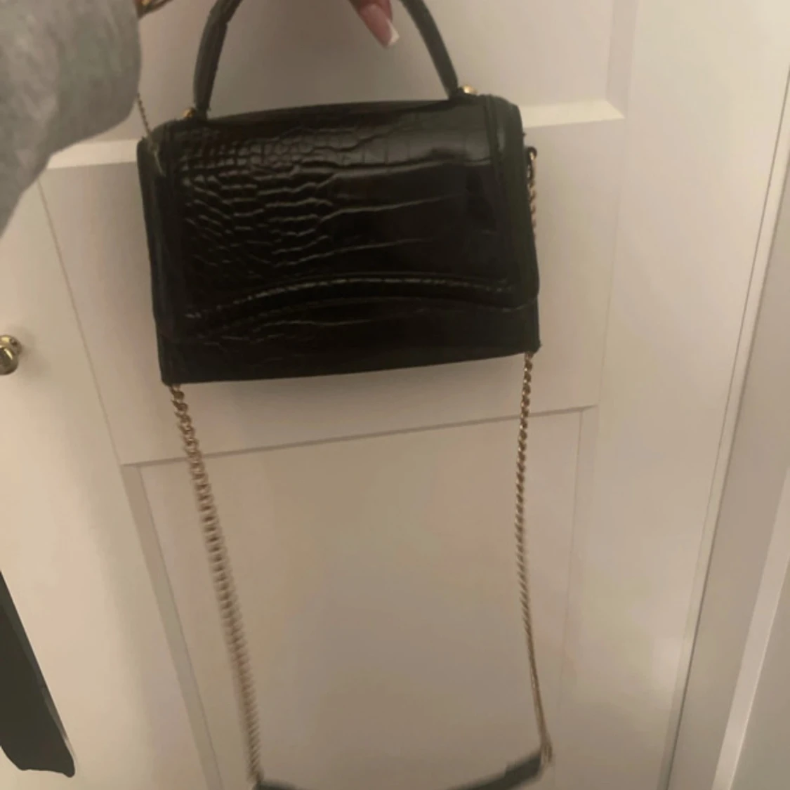 Svart handväska med kedja - 1
