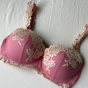 Intimissimi bh - Intimissimi bh i rosa med vit spets. Modellen sofia pretty flowers🩷
