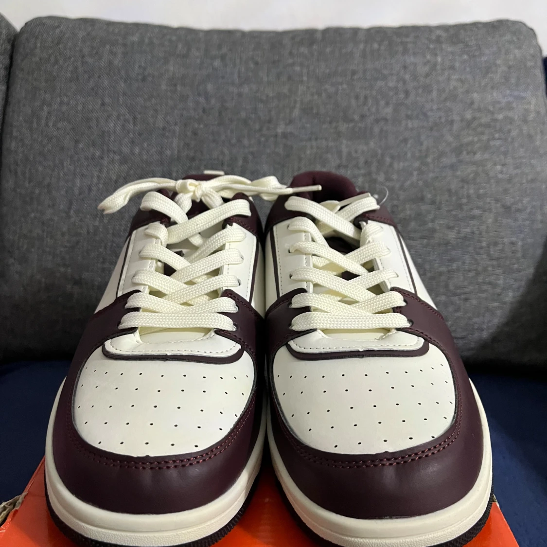 Vinröda och vita sneakers från Kinetix