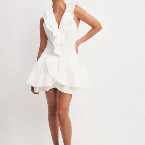 Studentklänning  - Säljer denna klänning som jag tänkte ha på studenten iår men hittade en annan som passade mig bättre. Därför är den helt ny, prislapp finns kvar!!💕💕💕slutsåld på hemsidan..