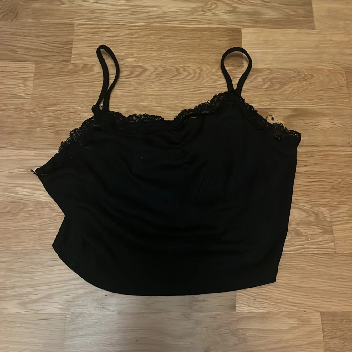 Kort svart linne med spetsdetaljer