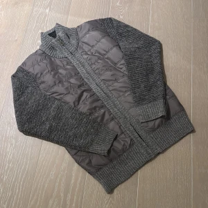 Stickad cardigan jacka - Cardigan | oanvänd | nytt skick | färg: grå | stickad | stl S | besvarar eventuella frågor!