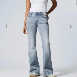 Weekday jeans - Säljer dessa super snygga low waist jeansen från weekday! Knappt använda🌸 Obs inte samma färg som jag lagt upp Utan mina är mer ljus blå, kom privat för egna bilder 🥰 Köpta för 600🙌🏼