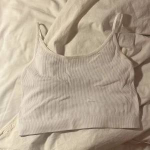 Vitt ribbat linne - Knappt använd! Säljer då den inte har kommit till användning. Köpt på New Yorker för 79 kr, men säljer för 40 nu💕