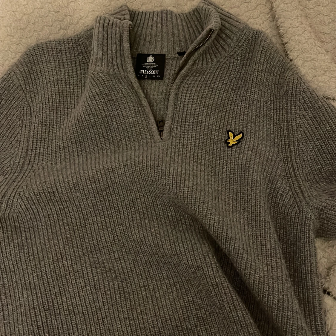 Grå stickad tröja från Lyle & Scott