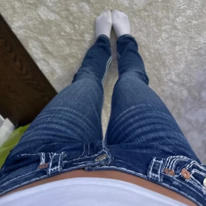 True Religion Jeans - Säljer dessa skit snygga low waist True Religion Jeans då de ej kommer till användning, nyskick! Pris kan diskuteras och skriv till mig för fler bilder på!💗 Storlek 27, passar mig som brukar ha S/36