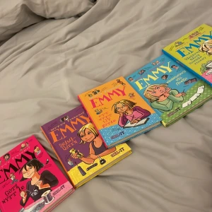 Hela Emmy-bokserie  - Säljer hela samlingen av Emmy-serien .Böckerna har färgglada omslag med illustrationer av Emmy i olika situationer. Titlarna inkluderar 'Goth nytt år', 'Drama-Queen', 'Ett nytt liv hotar', 'Mardrömsresa till Sverige' och 'Världens bästa sommar - eller?' Aldrig öppnade ens då jag inte gillar att läsa💘