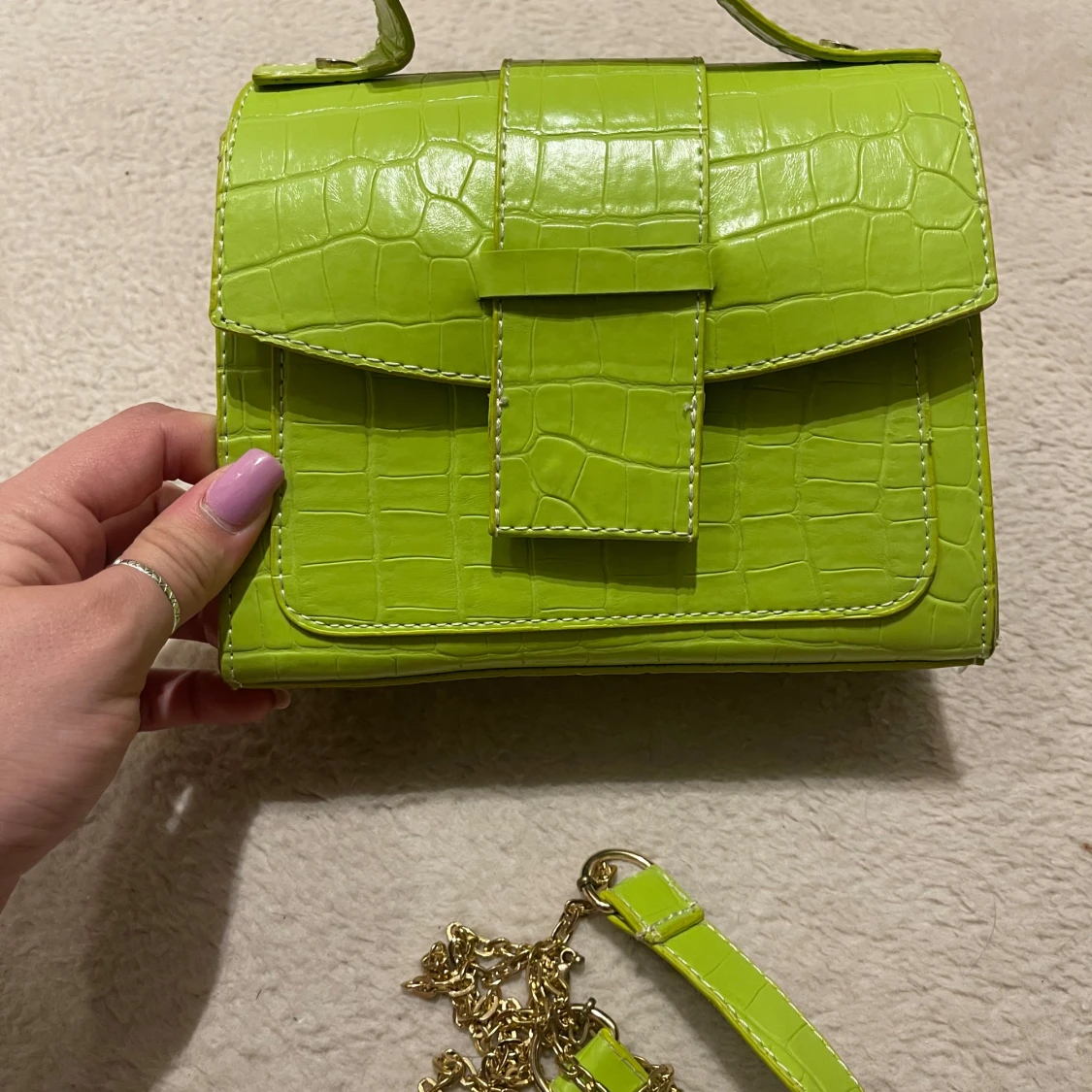 Grön axelväska med krokodilmönster