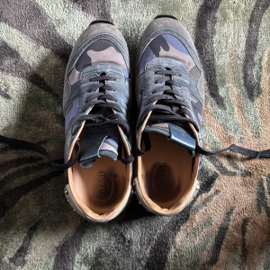 Camouflage rockrunner från Valentino strlk 40 men är en halv storlek stor. - Snygga sneakers i camouflage från Valentino köpta nya lite använda men hyfsat bra skick