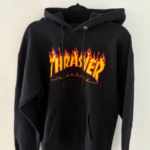 Svart hoodie från Thrasher - Säljer en svart hoodie från Thrasher, aldrig använd. Endast provad. 