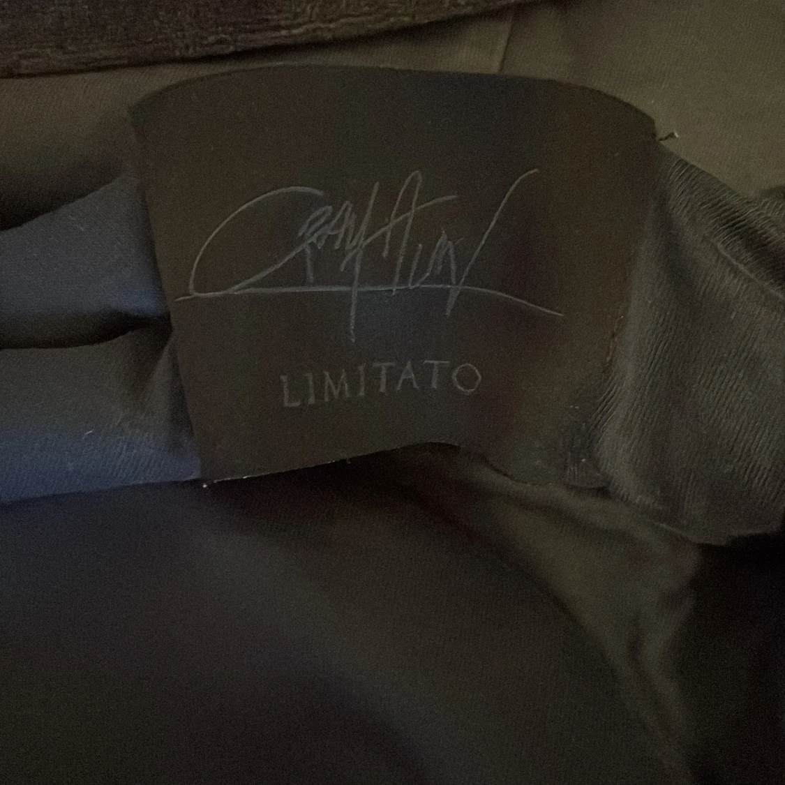 Mörkblå sammetshoodie från Limitato - 2