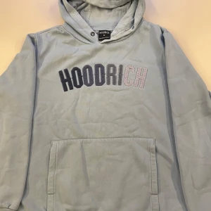 2st Ljusblå hoodie från Hoodrich - Säljer 2 snygga ljusblå hoodies från Hoodrich med broderad logga i svart och vitt på bröstet. 450kr för båda 2!