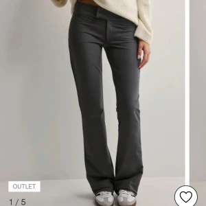 Mörkgråa kostymbyxor - Säljer dessa kostymbyxor då de inte kommer till användning. Har endast använts 2 gånger typ då jag inte visste vad jag tyckte om de. Materialet är inte kostymbyxor material utan mer leggings men de ser precis ut som kostymbyxor❤️