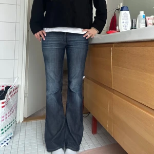 Mörkblå bootcut jeans - Snygga mörkblå bootcut jeans med en klassisk look. De har en tight passform upptill och vidgar sig vid anklarna för en trendig siluett. Perfekta för en avslappnad stil.