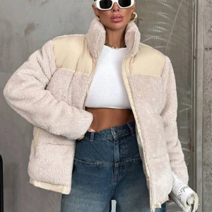 Beige teddyjacka - Säljer en supermysig beige teddyjacka med dragkedja och hög krage. Endast använd fåtal gånger. Köpt för 369kr, säljer för 150. Storlek S