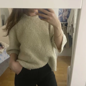 Beige fluffig tröja - Mysig beige tröja med fluffig textur. Perfekt för kyliga dagar med sin bekväma passform och långa ärmar. En stilren och enkel design som passar till det mesta. Kan upplevas nopprig 