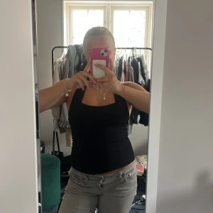 Svart halterneck korsett - Superfin topp från Zara som är i ett nyskick! 🖤 Funkar året runt 