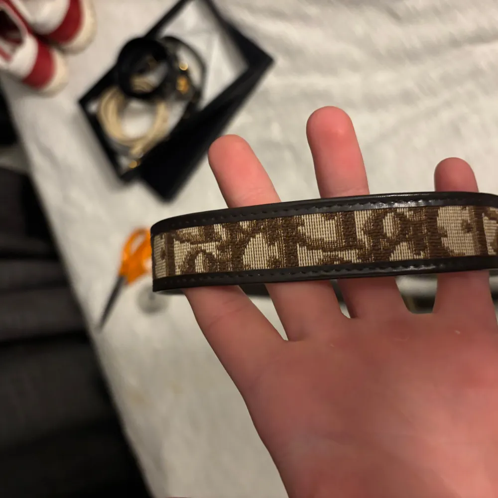 Brunt dior bälte köpt på bukowski i sjukt bra sick ny pris ca 10000 de är gjort av läder och monogram tyg på utsidan . Muu.